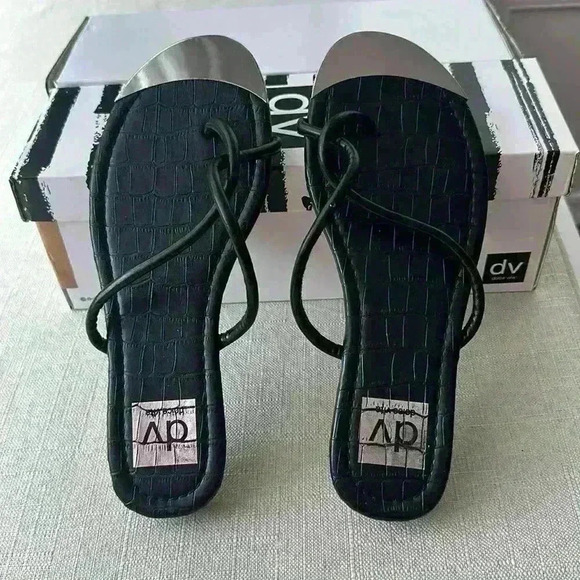 New with Box-Dolce Vita Penni Toe Loop Flip Flops -Size 6 - Picture 1 of 4